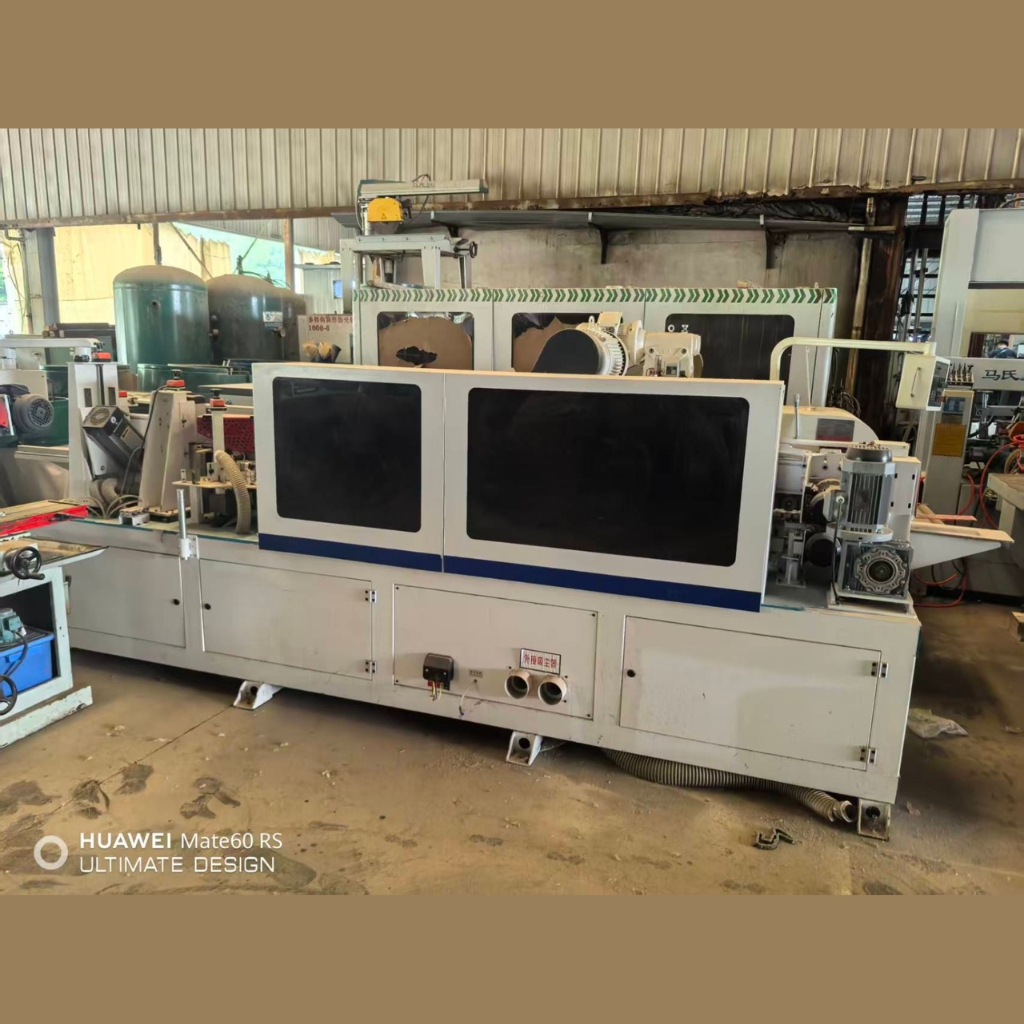 The industrial Haochuan 4500 edge bander provides heavy-duty panel processing and high-precision trimming for large-scale furniture production.
