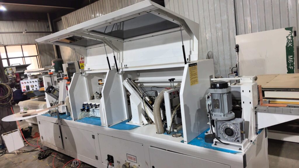 The industrial Haochuan 4500 edge bander provides heavy-duty panel processing and high-precision trimming for large-scale furniture production.
